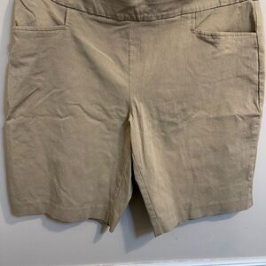 Time and Tru Women's Beige shorts
